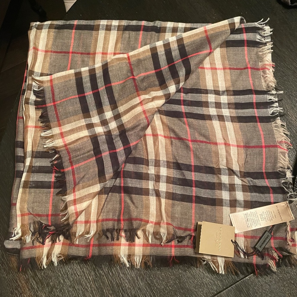 NWT Burberry Lightweight Scarf